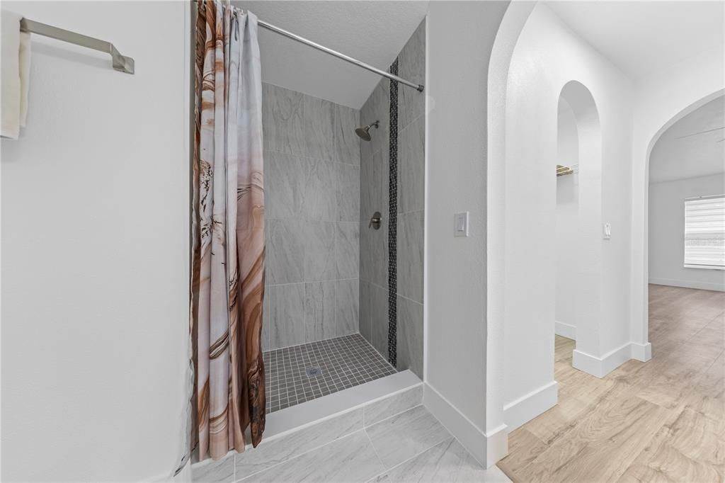 Activo con contrato: $349,000 (4 camas, 3 baños, 2088 Pies cuadrados)