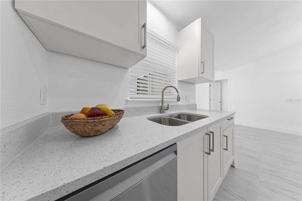 Activo con contrato: $349,000 (4 camas, 3 baños, 2088 Pies cuadrados)