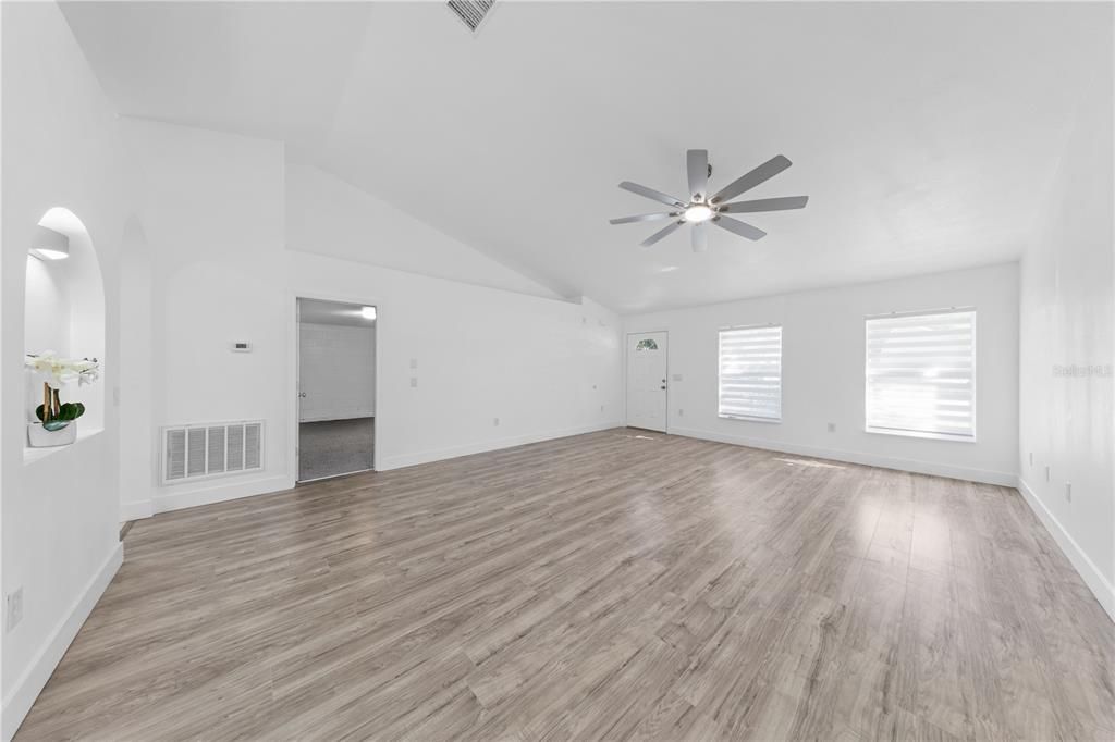 Activo con contrato: $349,000 (4 camas, 3 baños, 2088 Pies cuadrados)