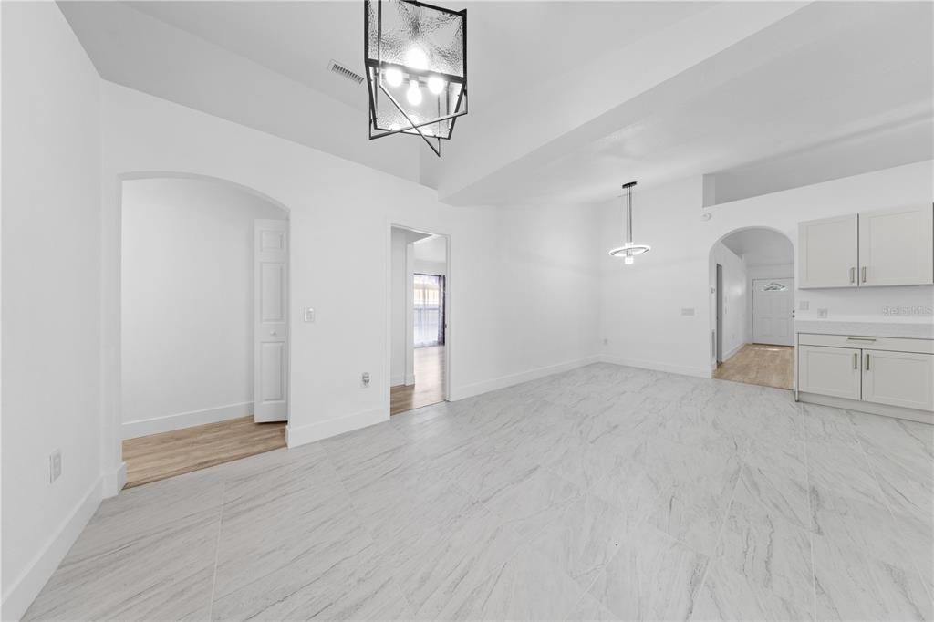 Activo con contrato: $349,000 (4 camas, 3 baños, 2088 Pies cuadrados)