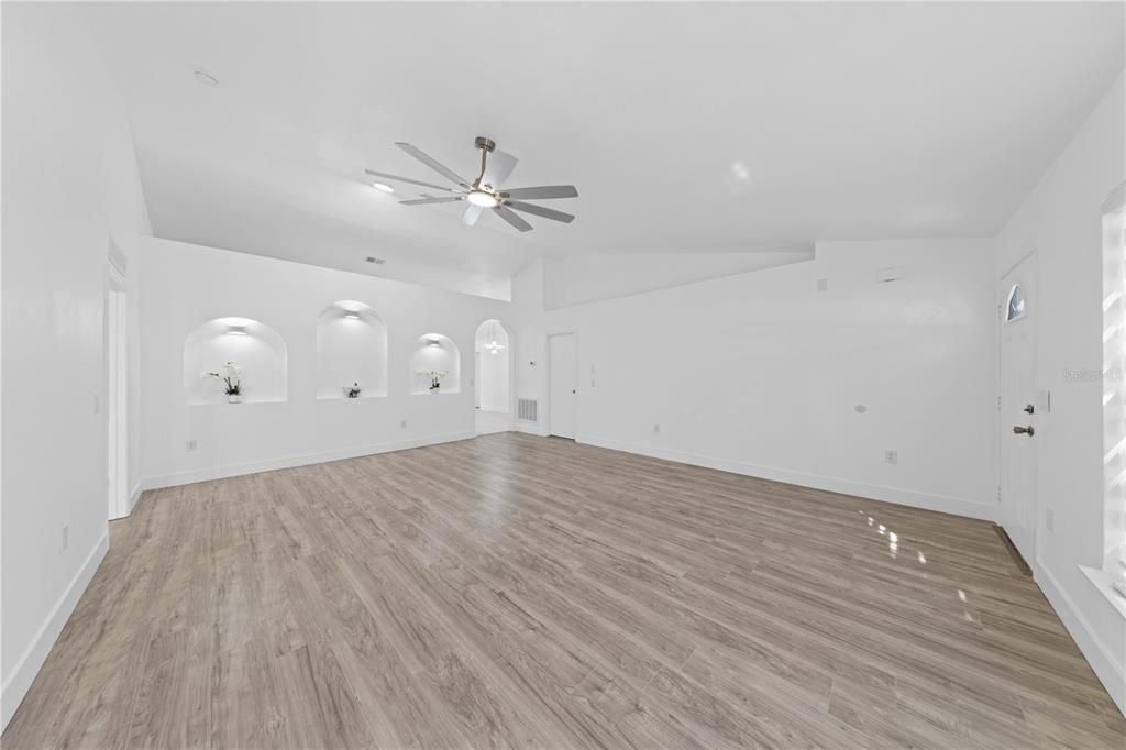 Activo con contrato: $349,000 (4 camas, 3 baños, 2088 Pies cuadrados)