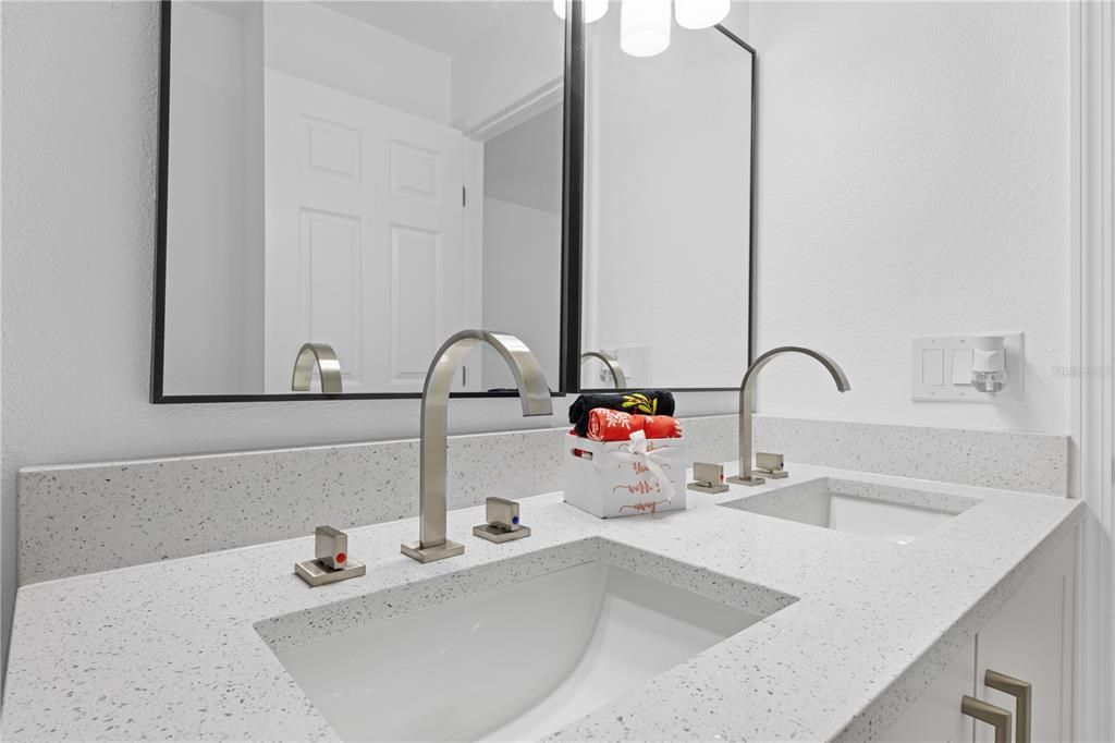 Activo con contrato: $349,000 (4 camas, 3 baños, 2088 Pies cuadrados)