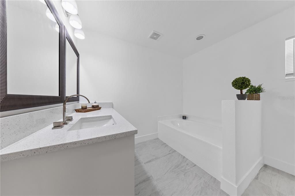 Activo con contrato: $349,000 (4 camas, 3 baños, 2088 Pies cuadrados)