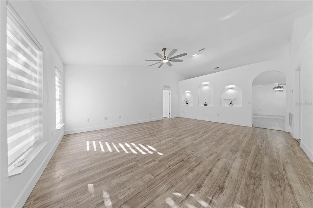 Activo con contrato: $349,000 (4 camas, 3 baños, 2088 Pies cuadrados)