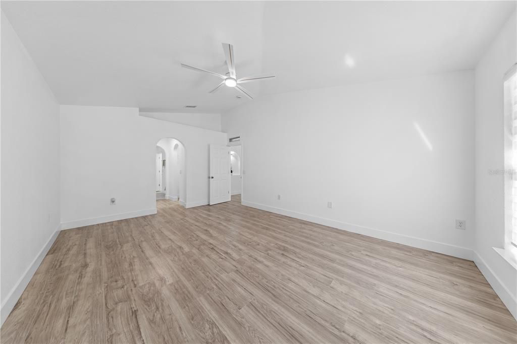 Activo con contrato: $349,000 (4 camas, 3 baños, 2088 Pies cuadrados)