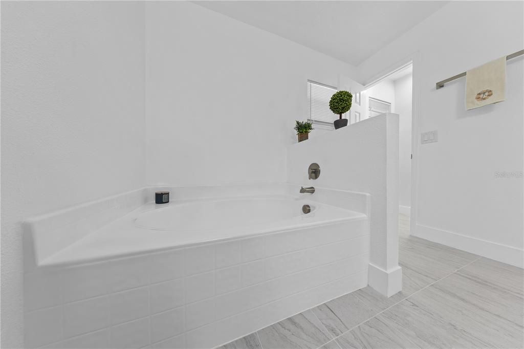 Activo con contrato: $349,000 (4 camas, 3 baños, 2088 Pies cuadrados)