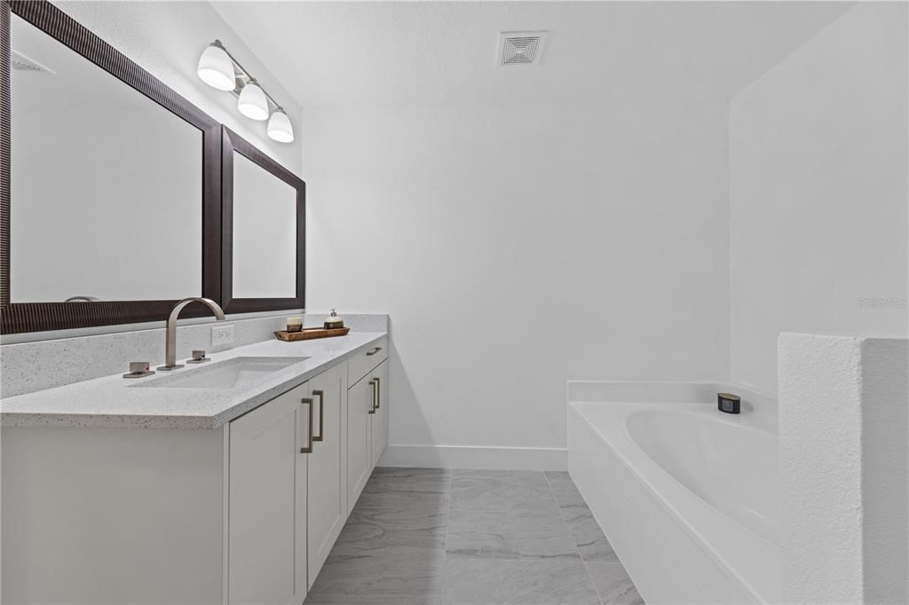 Activo con contrato: $349,000 (4 camas, 3 baños, 2088 Pies cuadrados)