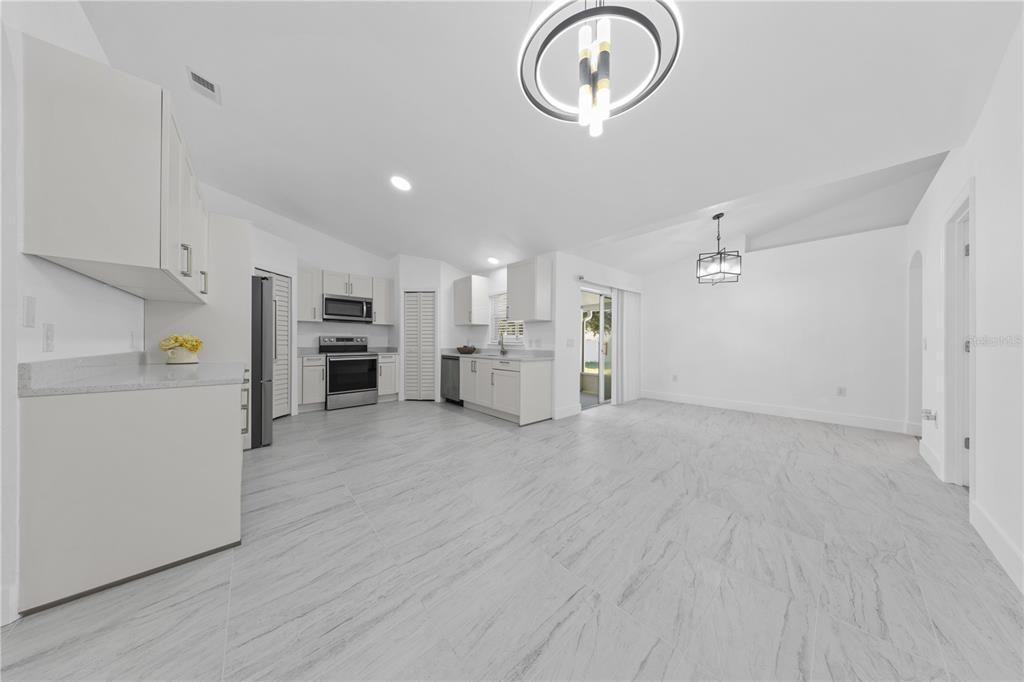 Activo con contrato: $349,000 (4 camas, 3 baños, 2088 Pies cuadrados)