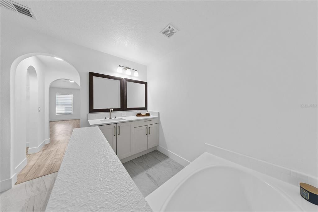 Activo con contrato: $349,000 (4 camas, 3 baños, 2088 Pies cuadrados)