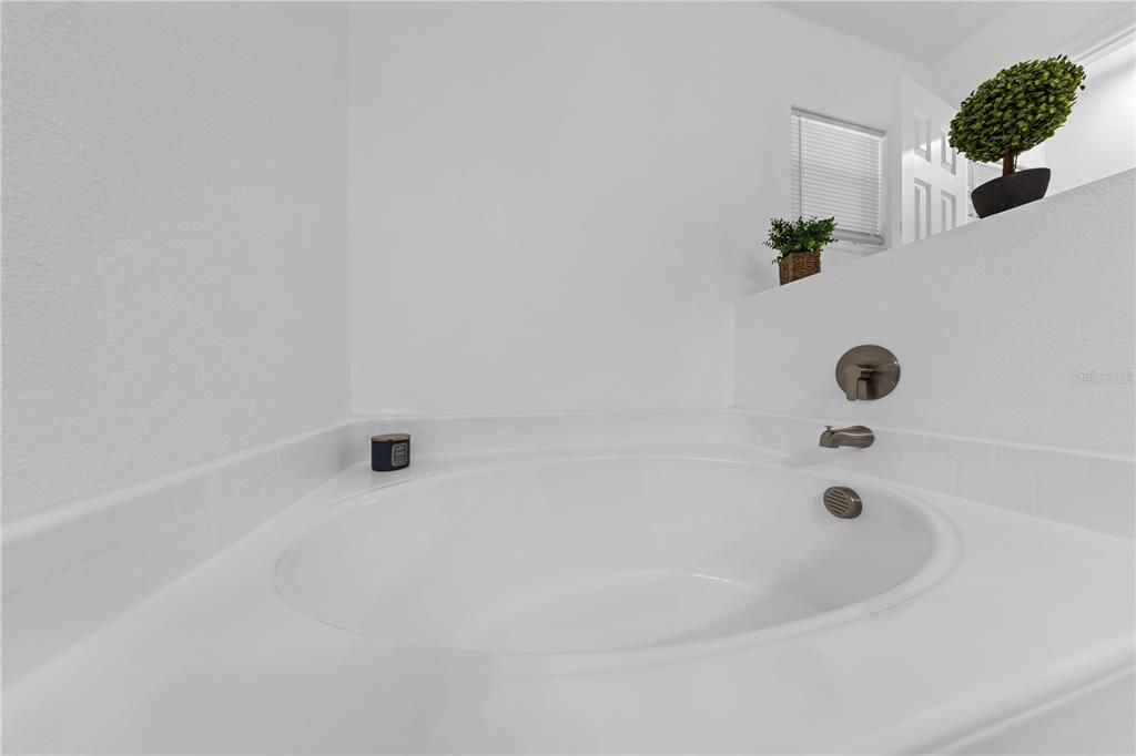 Activo con contrato: $349,000 (4 camas, 3 baños, 2088 Pies cuadrados)