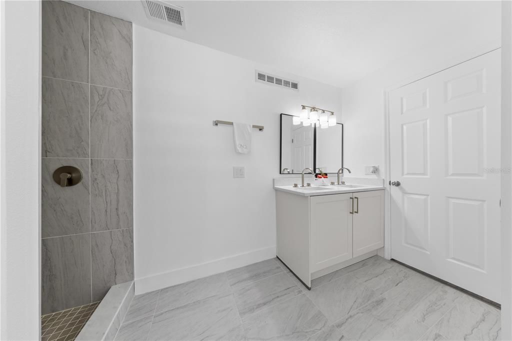 Activo con contrato: $349,000 (4 camas, 3 baños, 2088 Pies cuadrados)