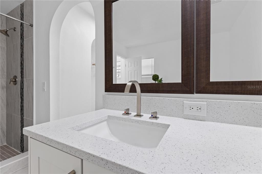 Activo con contrato: $349,000 (4 camas, 3 baños, 2088 Pies cuadrados)