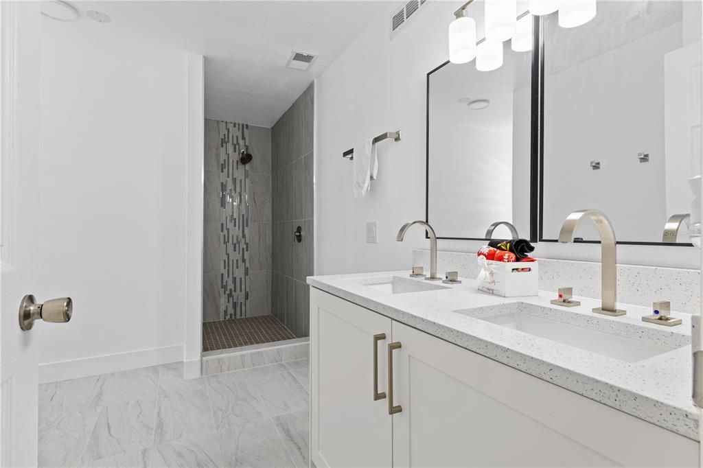 Activo con contrato: $349,000 (4 camas, 3 baños, 2088 Pies cuadrados)