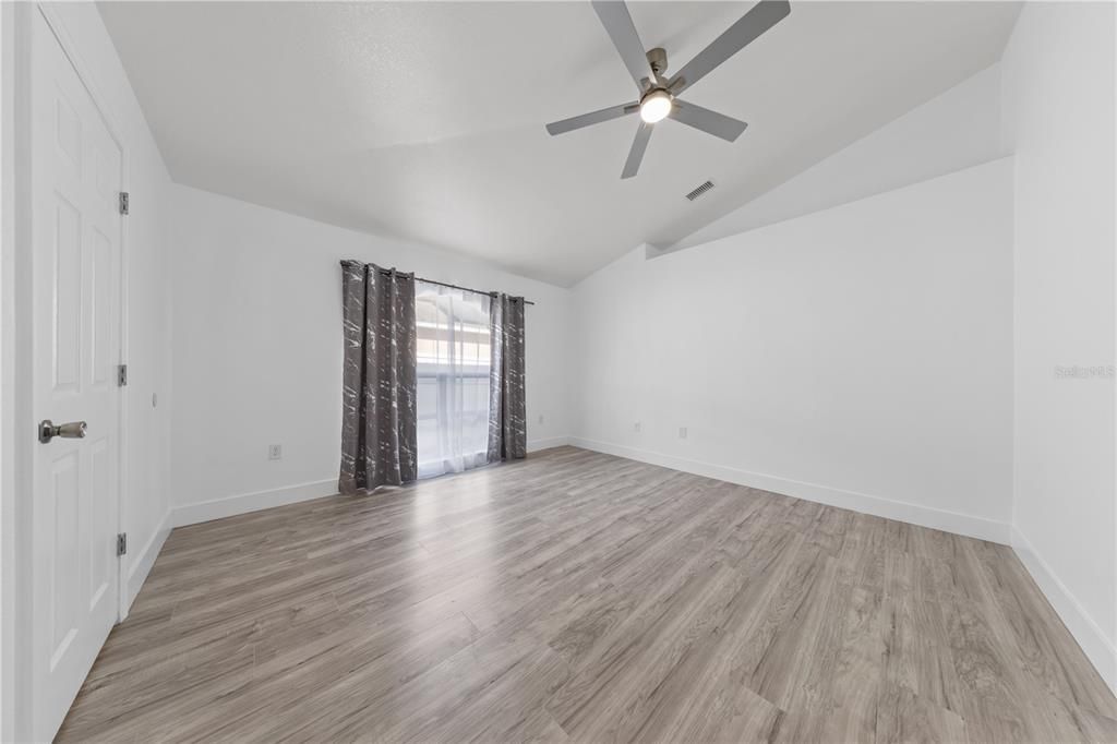 Activo con contrato: $349,000 (4 camas, 3 baños, 2088 Pies cuadrados)