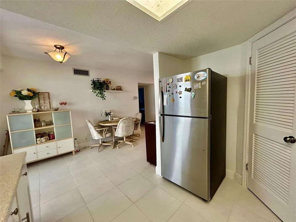 待售: $89,900 (2 贝兹, 2 浴室, 919 平方英尺)