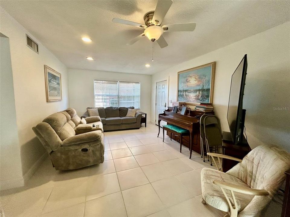 待售: $89,900 (2 贝兹, 2 浴室, 919 平方英尺)