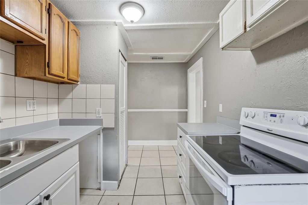 На продажу: $269,000 (4 спален, 0 ванн, 1560 Квадратных фут)