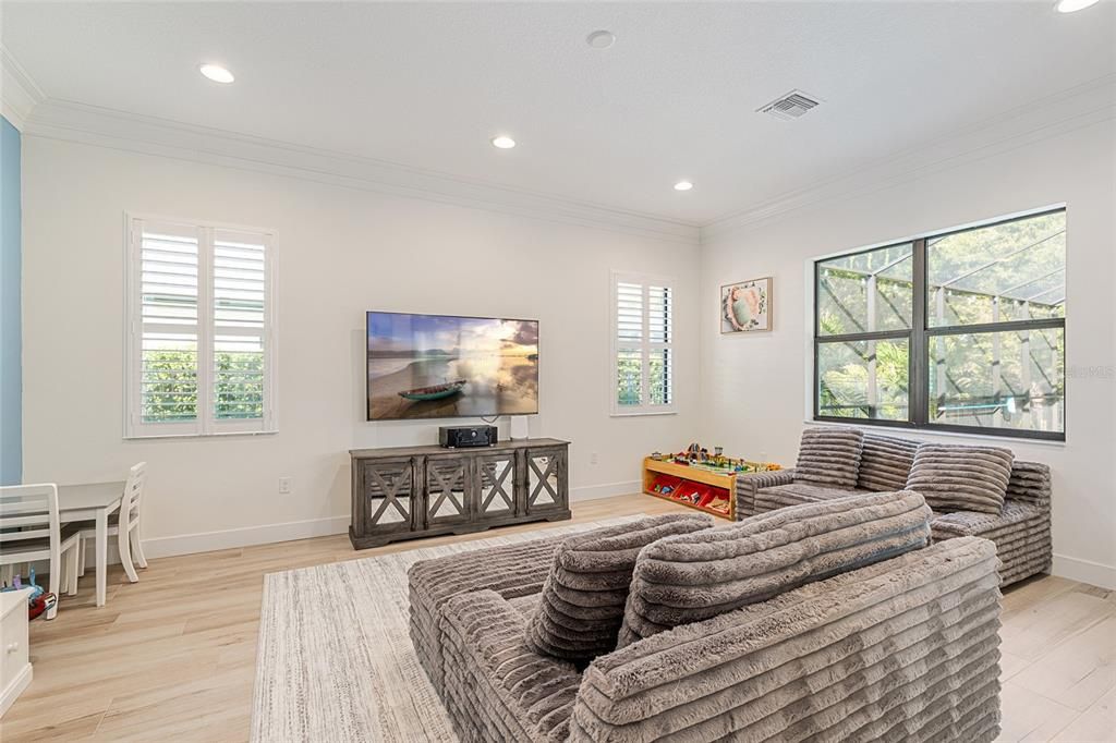 合同活跃: $1,349,000 (5 贝兹, 3 浴室, 3748 平方英尺)