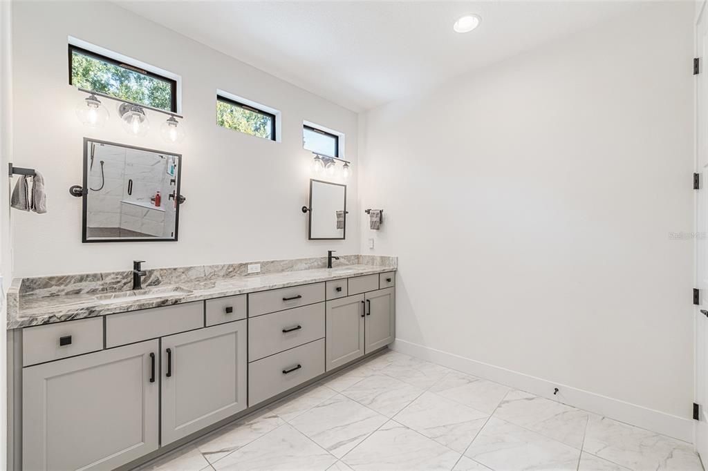 合同活跃: $1,349,000 (5 贝兹, 3 浴室, 3748 平方英尺)