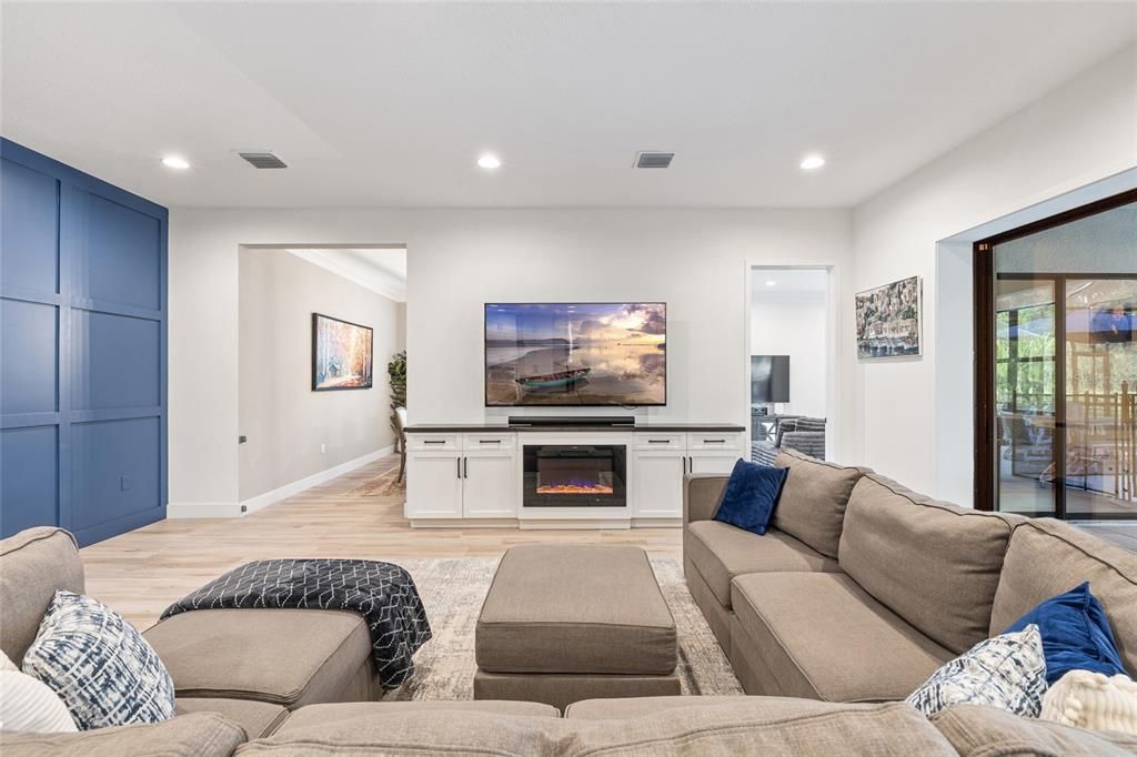 合同活跃: $1,349,000 (5 贝兹, 3 浴室, 3748 平方英尺)