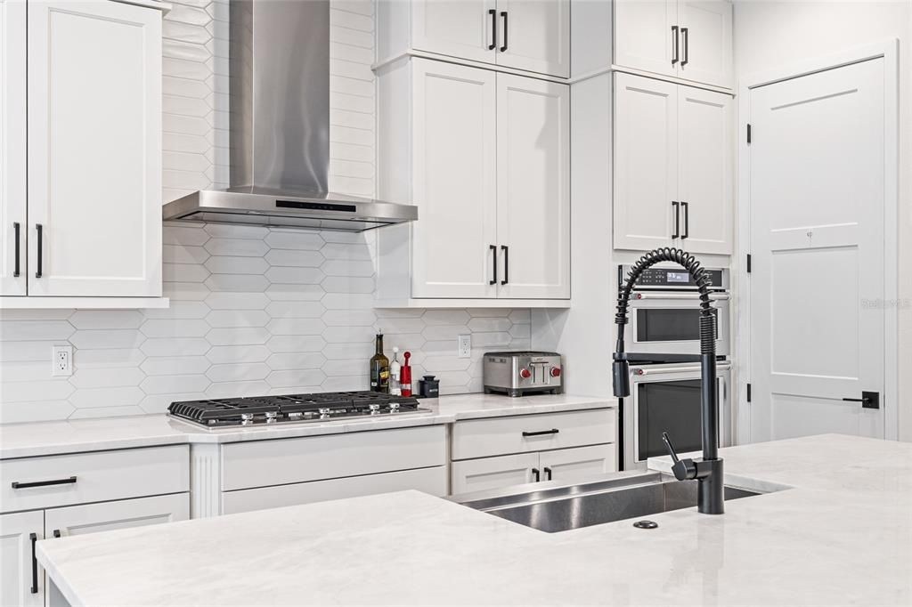 合同活跃: $1,349,000 (5 贝兹, 3 浴室, 3748 平方英尺)