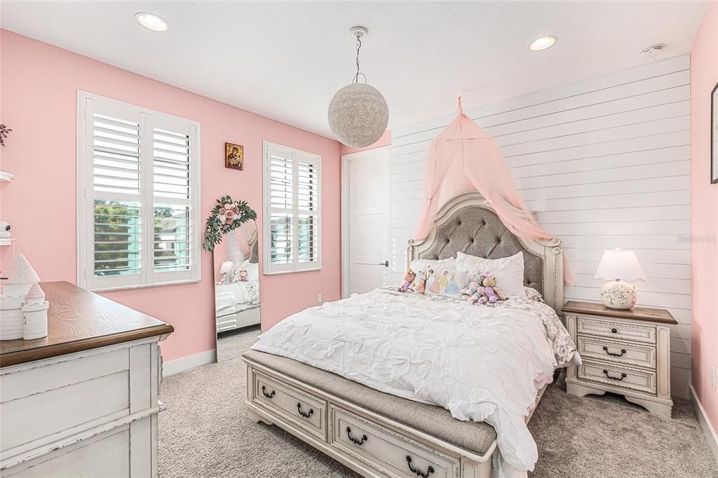 合同活跃: $1,349,000 (5 贝兹, 3 浴室, 3748 平方英尺)