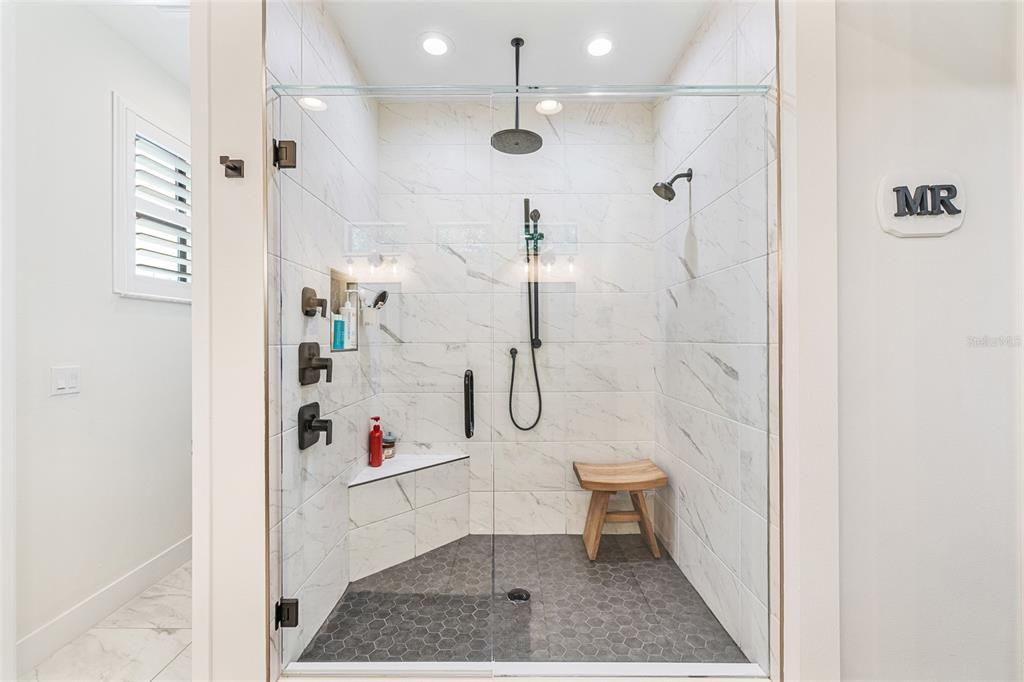 合同活跃: $1,349,000 (5 贝兹, 3 浴室, 3748 平方英尺)