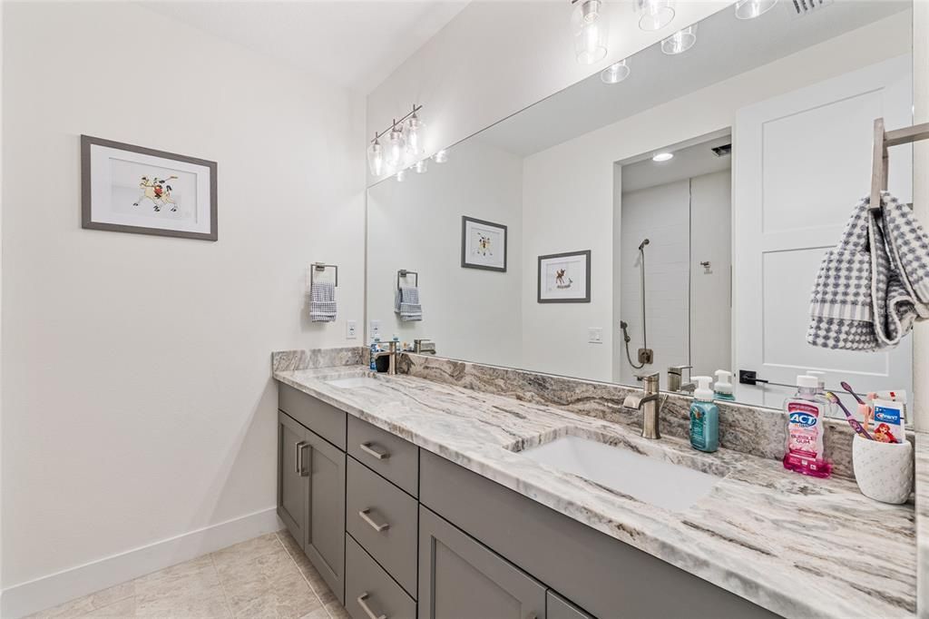 合同活跃: $1,349,000 (5 贝兹, 3 浴室, 3748 平方英尺)