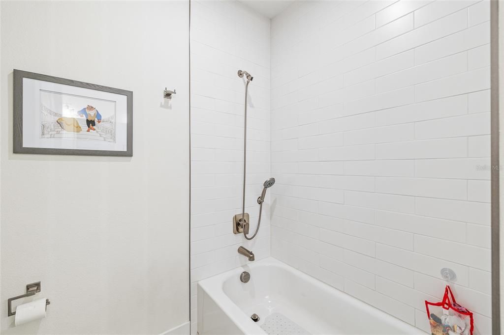 合同活跃: $1,349,000 (5 贝兹, 3 浴室, 3748 平方英尺)