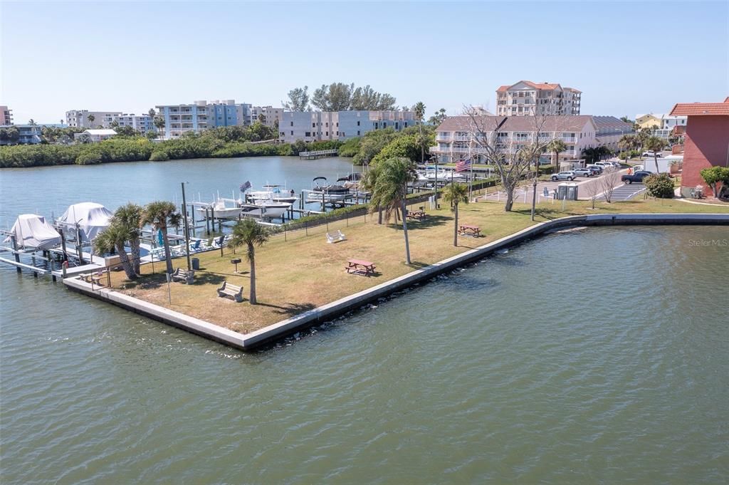 For Sale: $479,900 (2 beds, 2 baths, 935 Square Feet)