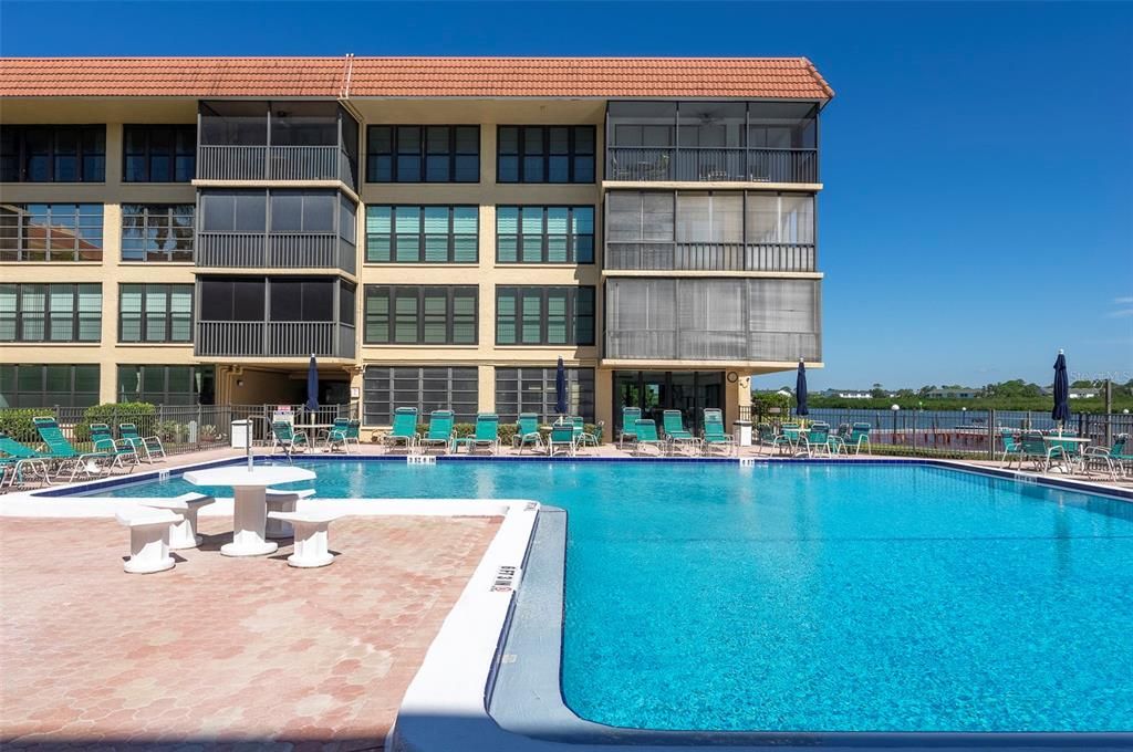 For Sale: $479,900 (2 beds, 2 baths, 935 Square Feet)