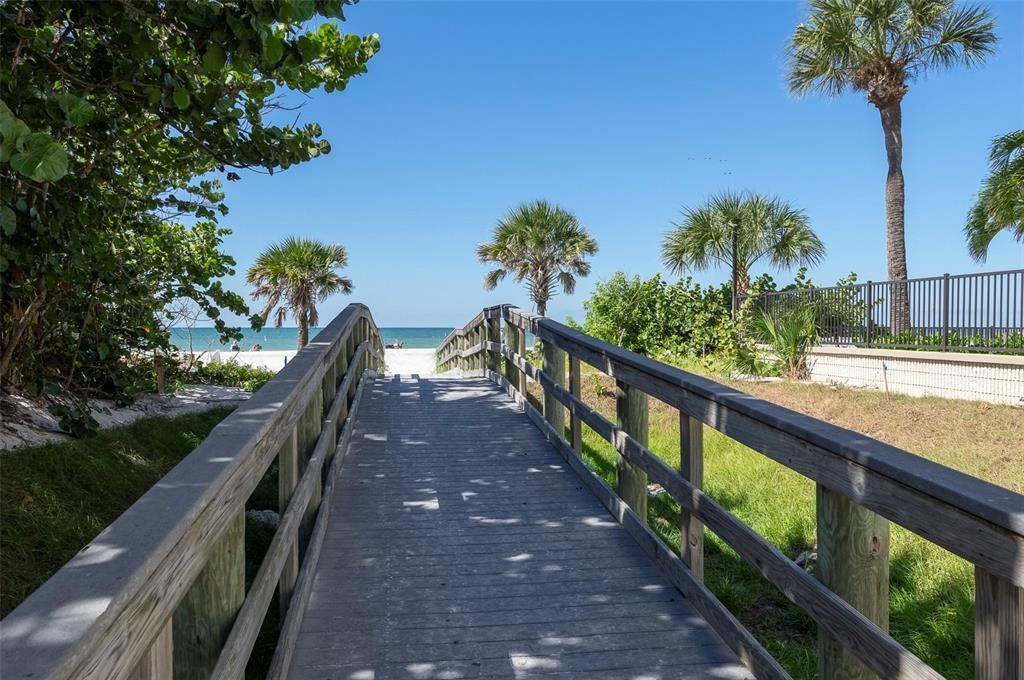 For Sale: $479,900 (2 beds, 2 baths, 935 Square Feet)