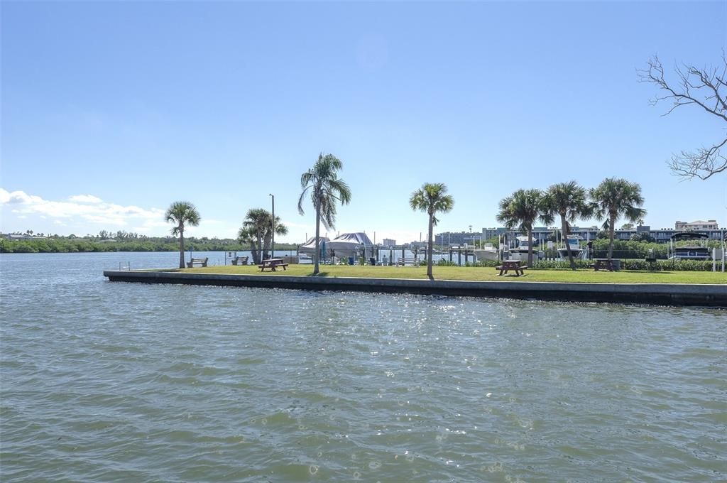 For Sale: $479,900 (2 beds, 2 baths, 935 Square Feet)