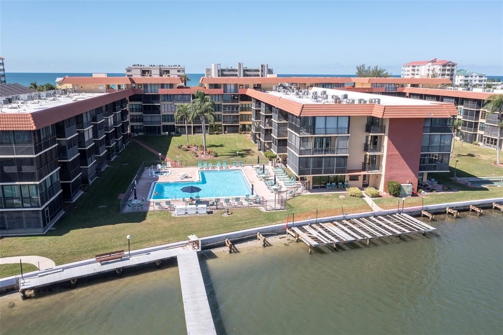 For Sale: $479,900 (2 beds, 2 baths, 935 Square Feet)