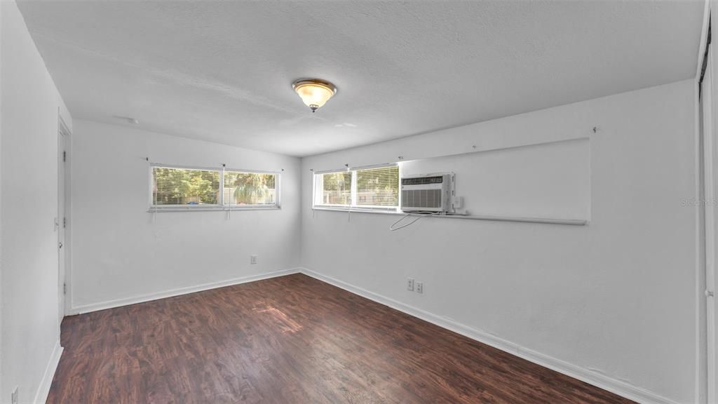 Под контрактом: $260,000 (4 спален, 2 ванн, 1290 Квадратных фут)