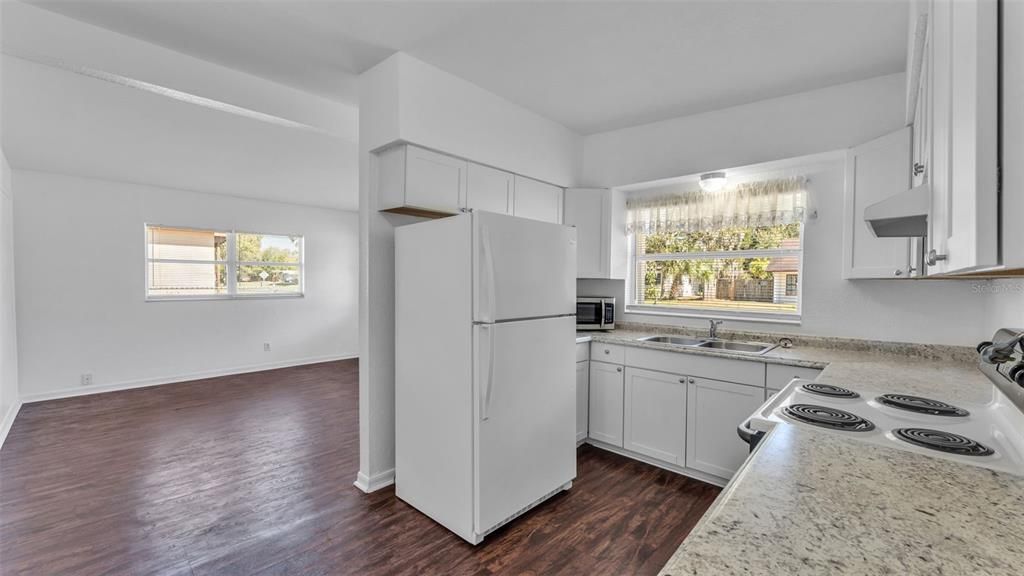 Под контрактом: $260,000 (4 спален, 2 ванн, 1290 Квадратных фут)