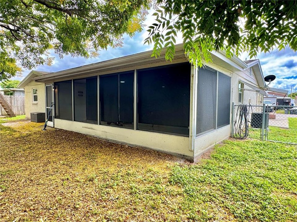 For Rent: $1,650 (2 beds, 2 baths, 990 Square Feet)