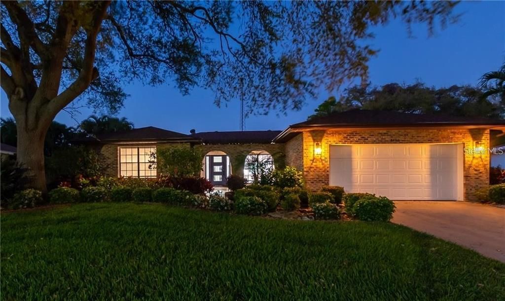 En Venta: $619,000 (3 camas, 3 baños, 2270 Pies cuadrados)