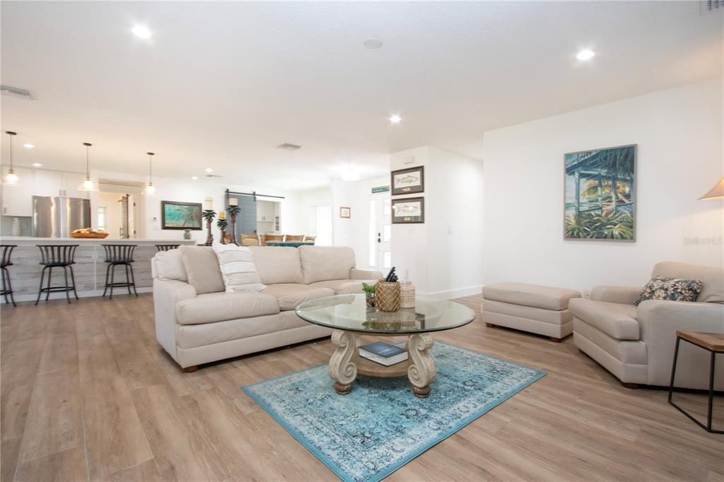 En Venta: $619,000 (3 camas, 3 baños, 2270 Pies cuadrados)