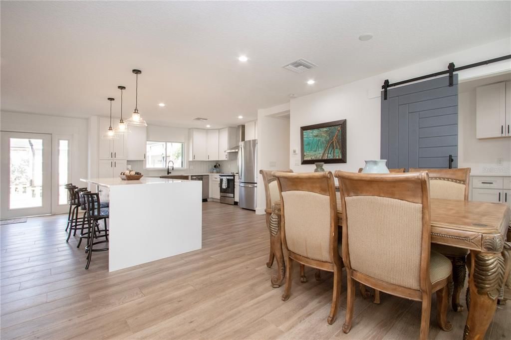 En Venta: $619,000 (3 camas, 3 baños, 2270 Pies cuadrados)