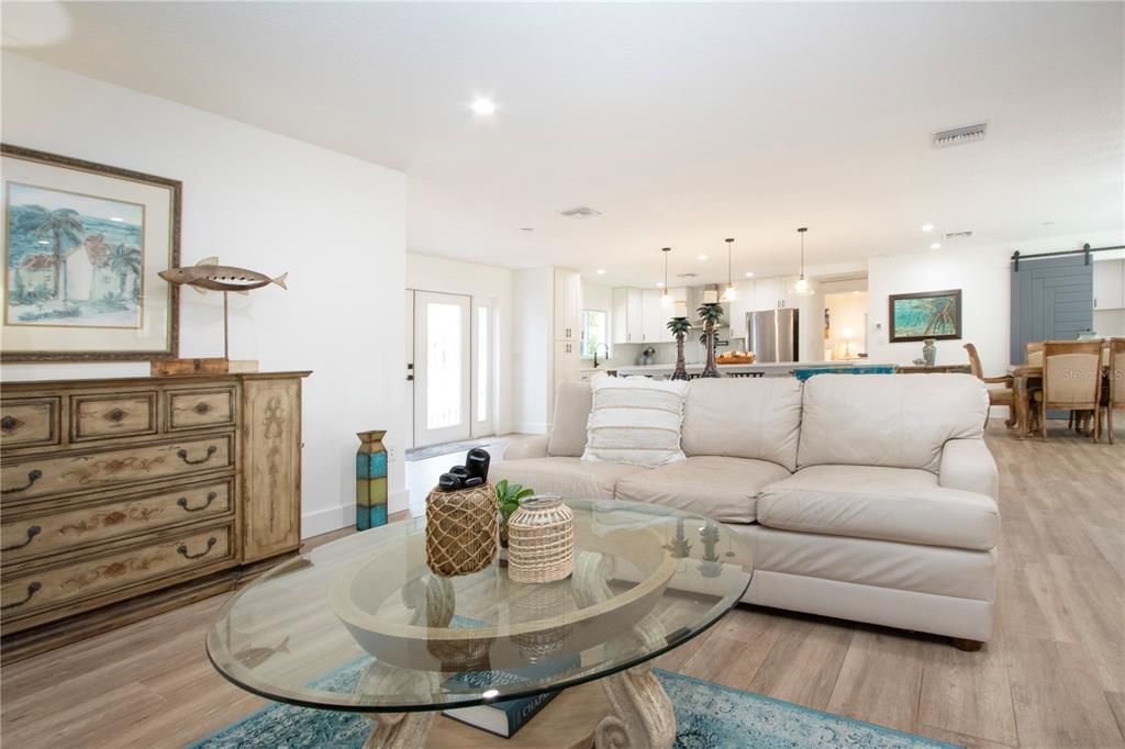 En Venta: $619,000 (3 camas, 3 baños, 2270 Pies cuadrados)