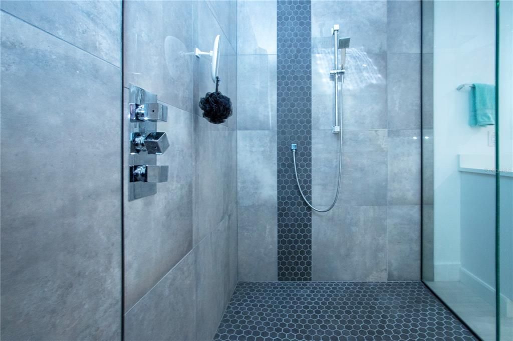 En Venta: $619,000 (3 camas, 3 baños, 2270 Pies cuadrados)