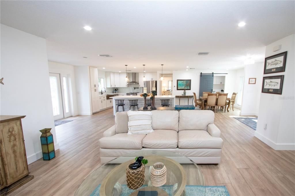 En Venta: $619,000 (3 camas, 3 baños, 2270 Pies cuadrados)