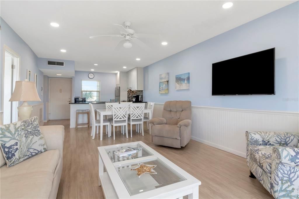 待售: $370,000 (1 贝兹, 1 浴室, 837 平方英尺)