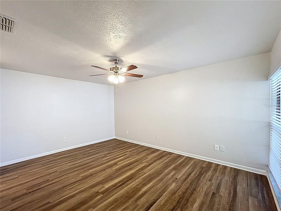 Activo con contrato: $405,000 (3 camas, 2 baños, 1542 Pies cuadrados)