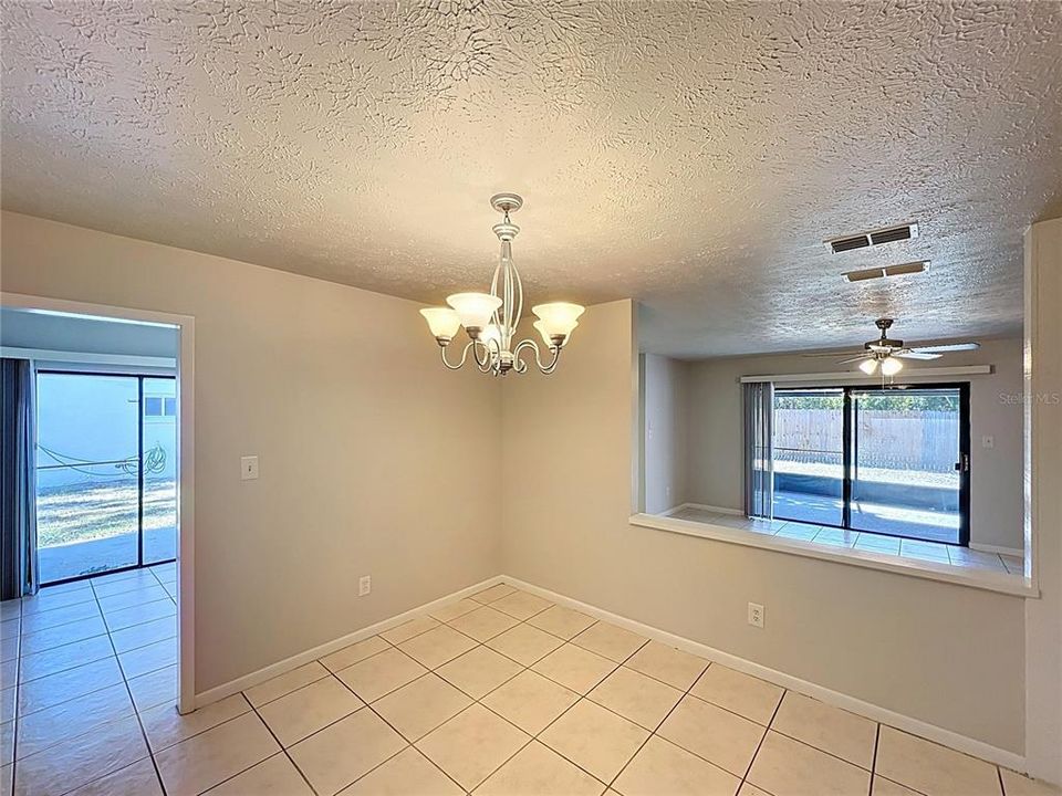 Activo con contrato: $405,000 (3 camas, 2 baños, 1542 Pies cuadrados)