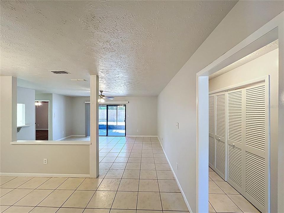 Activo con contrato: $405,000 (3 camas, 2 baños, 1542 Pies cuadrados)