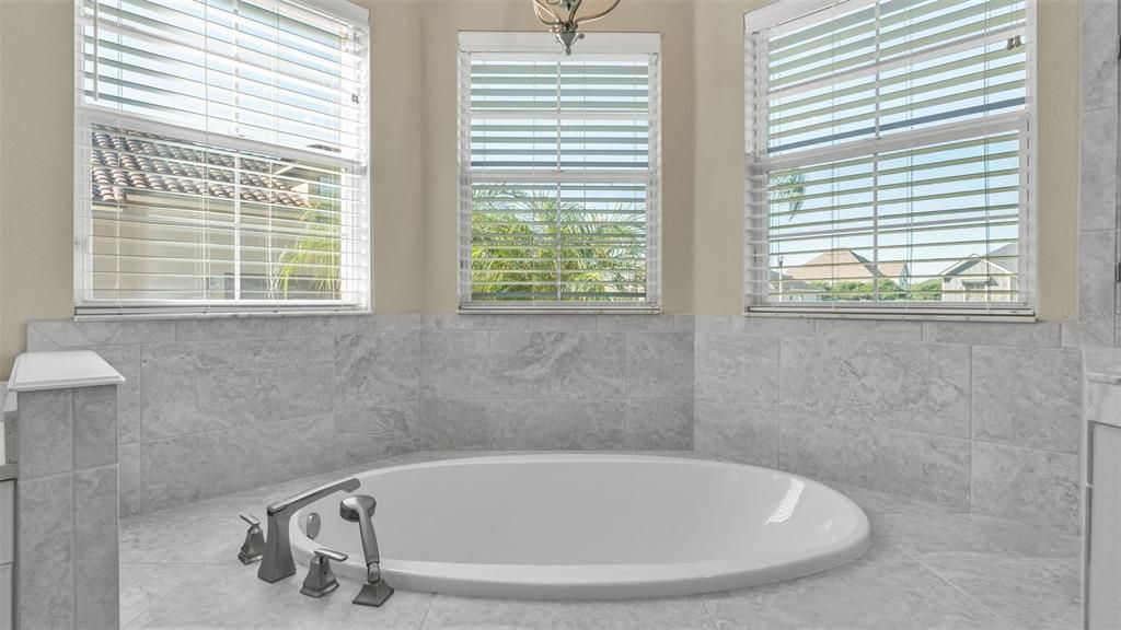 合同活跃: $750,000 (3 贝兹, 3 浴室, 2879 平方英尺)