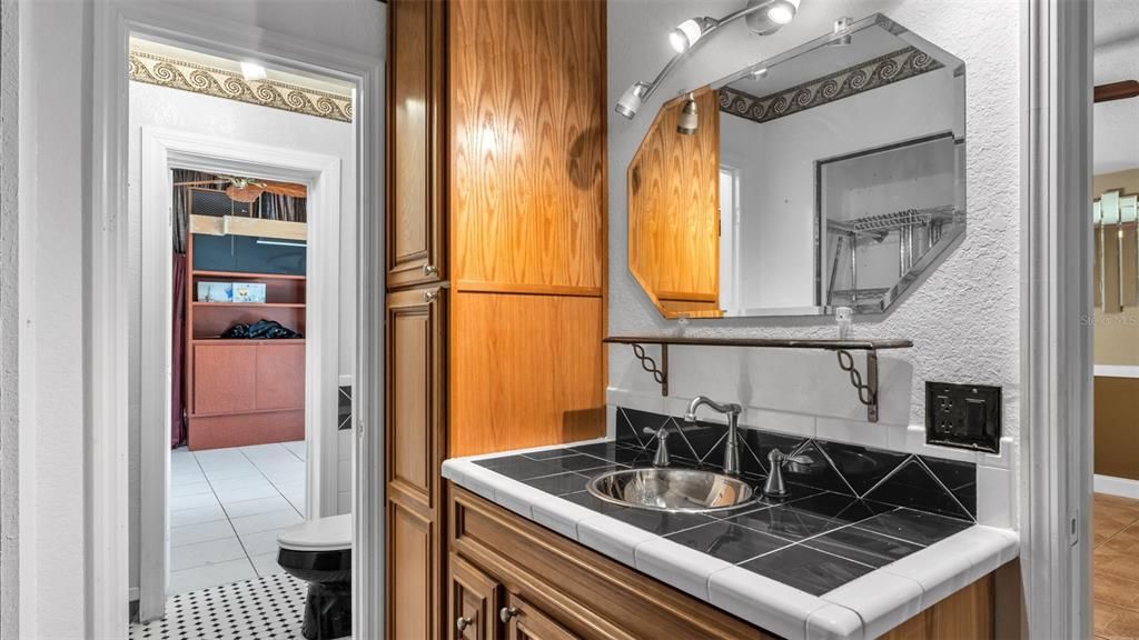 待售: $287,000 (2 贝兹, 2 浴室, 1457 平方英尺)