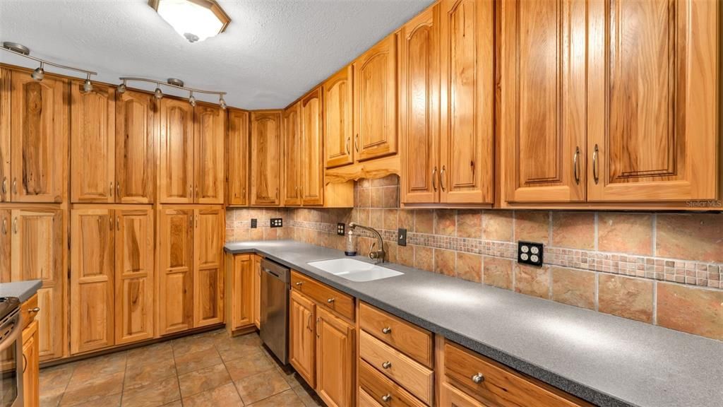 待售: $287,000 (2 贝兹, 2 浴室, 1457 平方英尺)